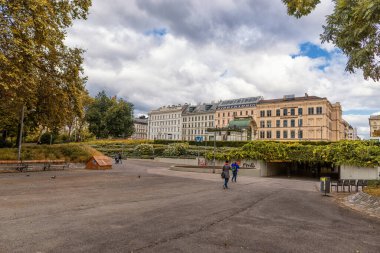 VIENNA, AUSTRIA - 10 Ekim 2016: Viyana, Avusturya 'daki Karlsplatz ve Resselpark Parkı.