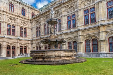 VIENNA, AUSTRIA - Ekim 05, 2016: Viyana Devlet Opera Pınarı ve Heykeli.