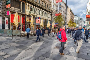 Vienna, AUSTRIA - Ekim 05, 2016: Viyana Eski Kent ve Kamu Yerleri. Birçok turist.
