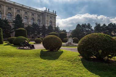 VIENNA, AUSTRIA - 07 Ekim 2016: Doğa Tarihi Müzesi ve Maria-Theresien-Platz Park Viyana, Avusturya