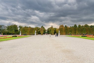 VIENNA, AUSTRIA - 08 Ekim 2016: Viyana 'daki Schonbrunn Sarayı ve Bahçesi Park ve Çiçek Dekorasyonu. Avusturya, Viyana 'da Gezici Nesne.