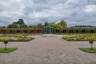 VIENNA, AUSTRIA - 08 Ekim 2016: Viyana 'daki Schonbrunn Sarayı ve Bahçesi Park ve Çiçek Dekorasyonu. Avusturya, Viyana 'da Gezici Nesne.