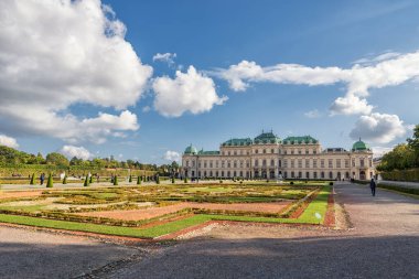 Vienna, AUSTRIA - 09 Ekim 2016: Belvedere Palace and Garden with Fountain. Avusturya, Viyana 'da Gezici Nesne.