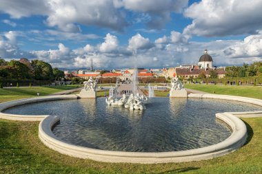 Vienna, AUSTRIA - 09 Ekim 2016: Belvedere Palace and Garden with Fountain. Avusturya, Viyana 'da Gezici Nesne.