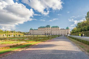 Vienna, AUSTRIA - 09 Ekim 2016: Belvedere Palace and Garden with Fountain. Avusturya, Viyana 'da Gezici Nesne.