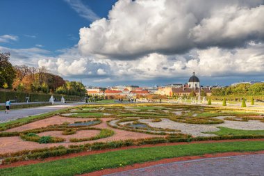 Vienna, AUSTRIA - 09 Ekim 2016: Belvedere Palace and Garden with Fountain. Avusturya, Viyana 'da Gezici Nesne.