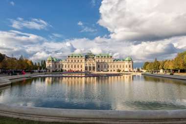 Vienna, AUSTRIA - 09 Ekim 2016: Belvedere Palace and Garden with Fountain. Avusturya, Viyana 'da Gezici Nesne.