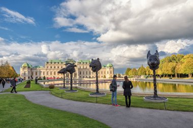 Vienna, AUSTRIA - 09 Ekim 2016: Belvedere Palace and Garden with Fountain. Avusturya, Viyana 'da gezici bir nesne. Heykeller