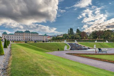 Vienna, AUSTRIA - 09 Ekim 2016: Belvedere Palace and Garden with Fountain. Avusturya, Viyana 'da Gezici Nesne.