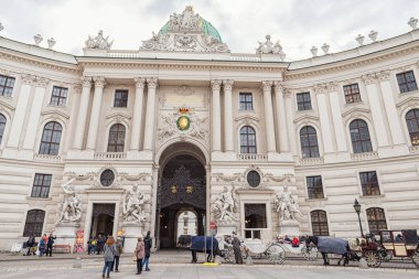 VIENNA, AUTRIA - 10 Ekim 2016: Viyana, Avusturya 'daki Michaelerplatz ve Hofburg Sarayı