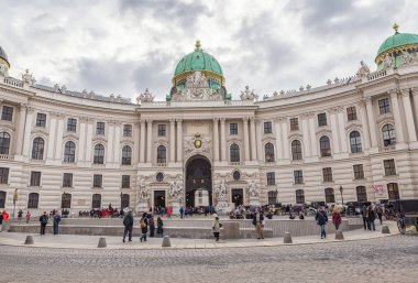 VIENNA, AUTRIA - 10 Ekim 2016: Viyana, Avusturya 'daki Michaelerplatz ve Hofburg Sarayı.