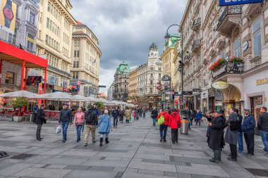 VIENNA, AUTRIA - 10 Ekim 2016: Turistlerle Viyana Eski Kent Caddesi.