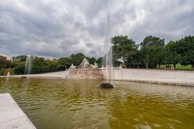 VIENNA, AUSTRIA - 08 Ekim 2016: Viyana 'daki Schonbrunn Sarayı ve Bahçesi Park ve Çiçek Dekorasyonu. Avusturya, Viyana 'da gezici bir nesne. Çeşme