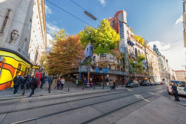 Vienna, AUSTRIA - 09 Ekim 2016: Hundertwasserhaus. Viyana 'nın dışavurumcu simgesi Landstrase bölgesinde yer almaktadır.