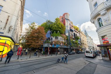 Vienna, AUSTRIA - 09 Ekim 2016: Hundertwasserhaus. Viyana 'nın dışavurumcu simgesi Landstrase bölgesinde yer almaktadır.