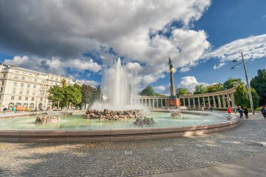 Vienna, AUSTRIA - 09 Ekim 2016: Viyana, Avusturya 'daki Sovyet Savaş Anıtı. Çeşme
