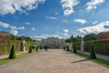 Vienna, AUSTRIA - 09 Ekim 2016: Belvedere Palace and Garden with Fountain. Avusturya, Viyana 'da Gezici Nesne