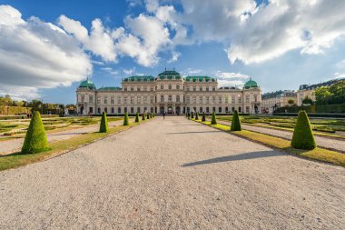 Vienna, AUSTRIA - 09 Ekim 2016: Belvedere Palace and Garden with Fountain. Avusturya, Viyana 'da Gezici Nesne