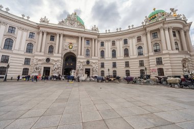 VIENNA, AUTRIA - 10 Ekim 2016: Viyana, Avusturya 'daki Michaelerplatz ve Hofburg Sarayı