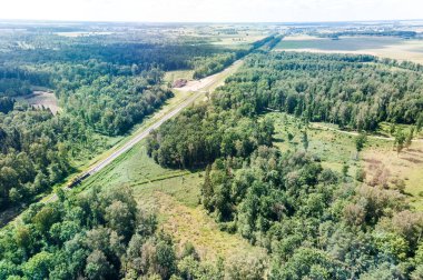 Orman ve Demiryolu ile manzara. Parlak Güneş Işığı.