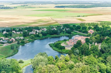 Orman ve Göl manzarası. Litvanya Doğa.