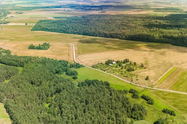Yerel karayolu manzarası. Litvanya doğası. Kuş Görünümü.