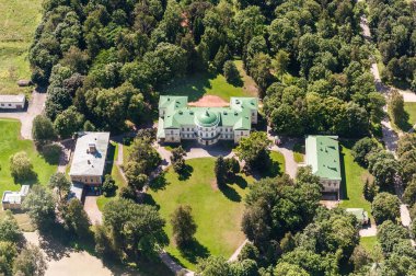 Baisiogala Köşkü ve Park. Siauliai Bölgesi. Litvanya. Kuş Görünümü.