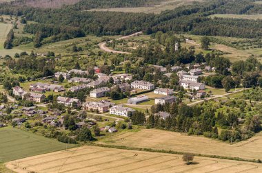 Manzara ve Litvanya 'nın küçük bir köyü. Arka planda buğday tarlası ve orman olan doğa..