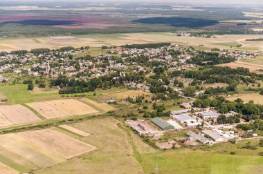 Litvanya 'da manzara. Arka planda orman ve köy olan doğa..