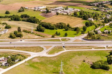 Litvanya 'da manzara. Buğday Tarlası ve Güzel Doğa ve Yarış Pisti ile Kırsal Alan.