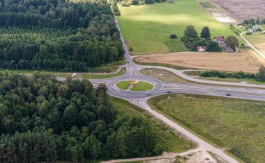 Litvanya 'da manzara. Kırsal alanda buğday tarlası ve güzel doğa ve yol.