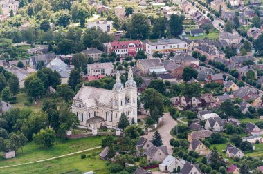 SEDUVA, LITHUANIA - 23 Temmuz 2014: Seduva, Litvanya 'daki gezi kilisesi. Siauliai Bölgesindeki küçük bir kasaba..