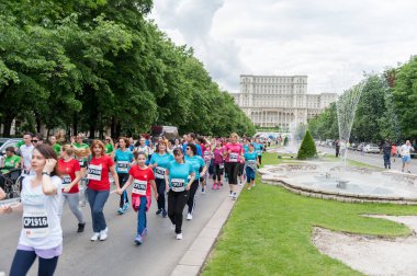 BUCHAREST, ROMANIA - 14 Haziran 2017: Bükreş 'te Yarı Maraton Etkinliği. Romanya Parlamentosu Arkaplanda.