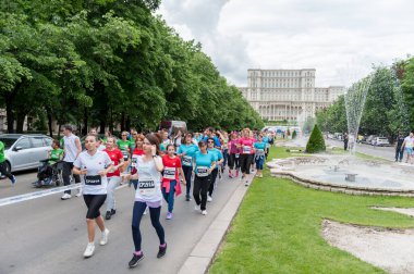 BUCHAREST, ROMANIA - 14 Haziran 2017: Bükreş 'te Yarı Maraton Etkinliği. Romanya Parlamentosu Arkaplanda.