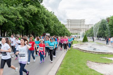 BUCHAREST, ROMANIA - 14 Haziran 2017: Bükreş 'te Yarı Maraton Etkinliği. Romanya Parlamentosu Arkaplanda.