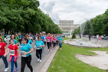 BUCHAREST, ROMANIA - 14 Haziran 2017: Bükreş 'te Yarı Maraton Etkinliği. Romanya Parlamentosu Arkaplanda.