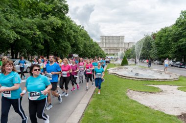 BUCHAREST, ROMANIA - 14 Haziran 2017: Bükreş 'te Yarı Maraton Etkinliği. Romanya Parlamentosu Arkaplanda.