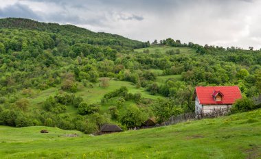 Romanya 'daki Doğa Manzarası. Dağlar ve Bulutlu Gök. Kırmızı Çatılı Yalnız Ev