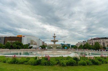 Sokak Çeşmesi ve Boş Caddesiyle Bükreş Şehri.