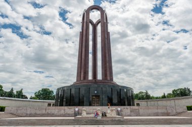Romanya 'nın Bükreş kentindeki Carol Park. Arkaplanda Anıtmezar