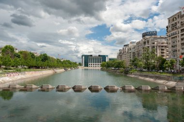 Romanya 'nın Bükreş şehrinde nehir. Şehir manzarası.