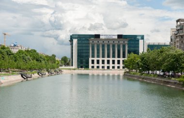 Romanya 'nın Bükreş şehrinde nehir. Şehir manzarası. Arkaplanda Ulusal Kütüphane.