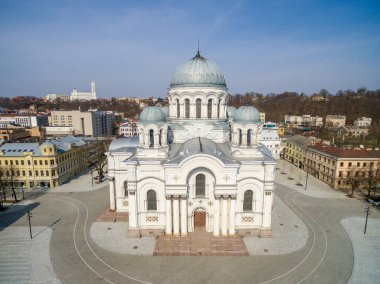 Laisves Bulvarı 'ndaki ünlü kilisesiyle Kaunas Cityscape. Soboras. Başmelek Aziz Michael Kilisesi,