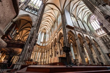 Köln Katedrali İçi ve Lekeli Cam Pencereler. Almanya