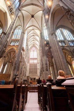 COLOGNE, Almanya - 23 Eylül 2015: Köln Köln Katedrali İçi ve Lekeli Cam Pencereler ve İnsanlar.