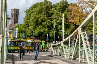 COLOGNE, Almanya - 23 Eylül 2015: Köln Şehri ve Almanya 'nın Köln kentindeki Ren Nehri Köprüsü.