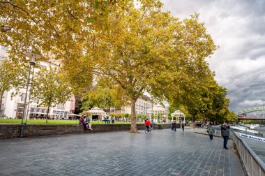 Kolej, Almanya - 23 Eylül 2015: Köln Şehri. 23 Eylül 2015: Almanya. Holzwerft Halk Parkı