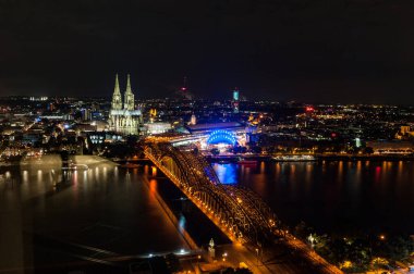 Köln Katedrali ve Hohenzollern Köprüsü ile Gece Köleni. Almanya. Uzun Pozlandırma.