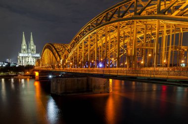 Köln Katedrali ve Hohenzollern Köprüsü ile Gece Köleni. Almanya. Uzun Pozlandırma.