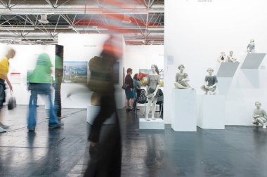 COLOGNE, GERMANY - 27 EYLÜL 2015: Köln 'deki Çağdaş Sanat Sergisi' nde Uzun Maruziyet nedeniyle İnsanları Taşımak.